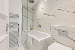Bathroom - Elegant 3 Bed Apt W Terrace Near Kensington (London)