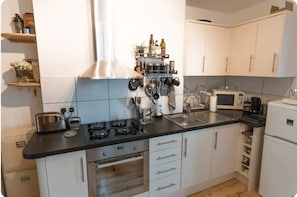 Apartment (2 Bedrooms) | Private kitchen | Microwave, stovetop, cookware/dishes/utensils