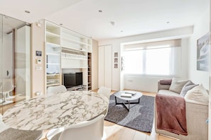 อพาร์ทเมนท์ (2 Bedrooms) | ห้องนั่งเล่น | ทีวี 20 นิ้ว พร้อมช่องดิจิตอล