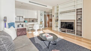 Apartment (2 Bedrooms) | Wohnzimmer | 20-Zoll-Fernseher mit Digitalempfang