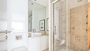 Apartment (2 Bedrooms) | Badezimmer | Badewanne und Dusche (separat), kostenlose Toilettenartikel