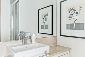 Apartment (2 Bedrooms) | 2 bedrooms, laptop workspace, iron/ironing board, free wired Internet - Elegant 2 Bedroom, 2 Bath Apartment in Baker Street (London)