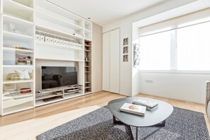 Appartement (2 Bedrooms) | Salle de séjour | Télévision de 20 pouces avec chaînes numériques