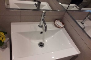 Appartamento (1 Bedroom) | Bagno | Set di cortesia gratuito, asciugacapelli, asciugamani, sapone