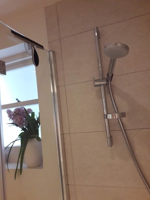 Apartment (1 Bedroom) | Badezimmer | Kostenlose Toilettenartikel, Haartrockner, Handtücher, Seife