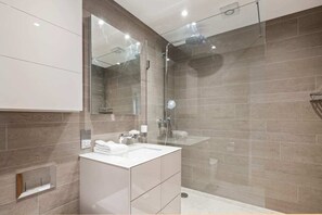 Bañera y ducha independientes, artículos de tocador gratuitos