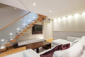 20-inch TV with digital channels - Elegant 3-bed House W/terrace Near Harrods (London)