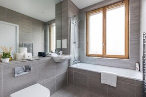 Apartment (2 Bedrooms) | Bathroom | Hair dryer, towels, soap, shampoo