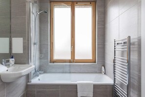 Apartment (2 Bedrooms) | Bilik Mandi | Pengering rambut, tuala disediakan, sabun, syampu 