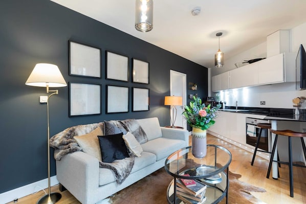 Apartment (2 Bedrooms) | Wohnzimmer