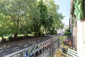 Apartment (3 Bedrooms) | Balcony