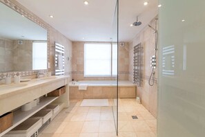 Apartment (3 Bedrooms) | Bathroom | Separate bathtub and shower, free toiletries, hair dryer, towels - Elegant 3 Bedroom Home Located in South Kensington (London)