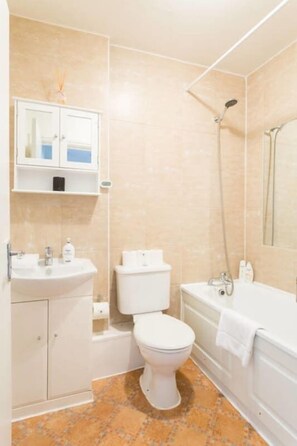 Dusche, kostenlose Toilettenartikel, Haartrockner, Handtücher