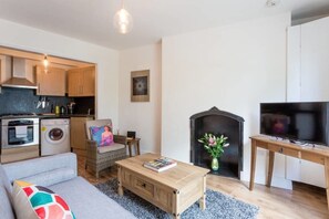 20-inch TV with digital channels - Fantastic 1 bed Flat Minutes From Regents Park (London)