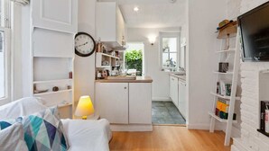 Unclassified image, 2 of 23, button - Lovely 2 Bed Apt W/patio nr Shepherd's Bush (London)