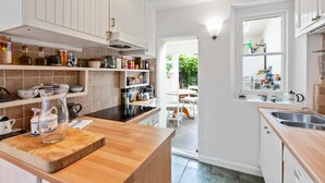 Unclassified image, 4 of 23, button - Lovely 2 Bed Apt W/patio nr Shepherd's Bush (London)