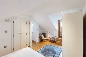 3 bedrooms, iron/ironing board, bed sheets