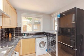 House (4 Bedrooms) | Private kitchen | Fridge, microwave, oven, stovetop - Lovely 4 Bed House w Garden, 1 Stop to Waterloo (London)