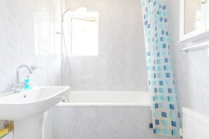Bathroom - Lovely 4 Bed House w Garden, 1 Stop to Waterloo (London)