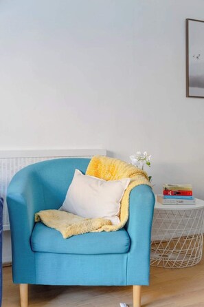 House (4 Bedrooms) | Living area | 20-inch TV with digital channels - Lovely 4 Bed House w Garden, 1 Stop to Waterloo (London)