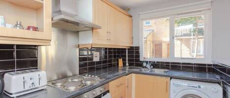 ハウス (4 Bedrooms) | 専用キッチン | 冷蔵庫、電子レンジ、オーブン、コンロ