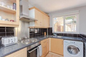House (4 Bedrooms) | Private kitchen | Fridge, microwave, oven, stovetop - Lovely 4 Bed House w Garden, 1 Stop to Waterloo (London)