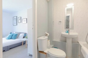 Ferienhaus (4 Bedrooms) | Badezimmer | Badewanne und Dusche (separat), kostenlose Toilettenartikel