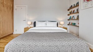 Room - Modern & Chic 2bed Hampstead Duplex 1 min to Tube (London)