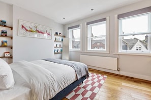 2 bedrooms, desk, laptop workspace, iron/ironing board - Modern & Chic 2bed Hampstead Duplex 1 min to Tube (London)