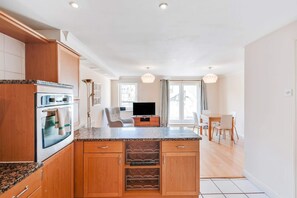 Apartment (2 Bedrooms) | Private kitchen | Fridge, microwave, oven, stovetop - Modern 2 Bed  2 Bath Apt Near Jubilee Line (London)