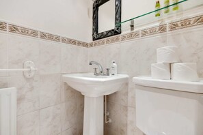Bathroom - Modern 2 Bed  2 Bath Apt Near Jubilee Line (London)