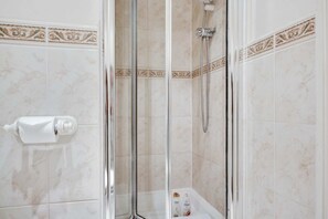Apartment (2 Bedrooms) | Badezimmer | Dusche, kostenlose Toilettenartikel, Haartrockner, Handtücher