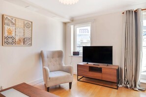 Appartamento (2 Bedrooms) | Soggiorno | TV 20 pollici con canali digitali