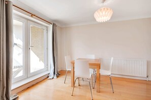 Private kitchen - Modern 2 Bed  2 Bath Apt Near Jubilee Line (London)