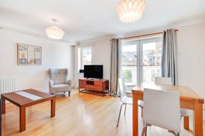 Appartamento (2 Bedrooms) | Soggiorno | TV 20 pollici con canali digitali