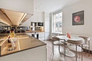 Apartment (2 Bedrooms) | Private kitchen | Fridge, microwave, oven, stovetop
