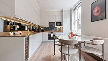 Apartment (2 Bedrooms) | Eigene Küche | Kühlschrank, Mikrowelle, Ofen, Herdplatte