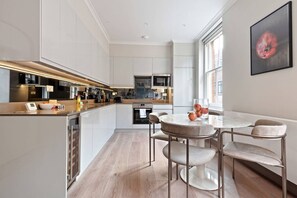 Apartment (2 Bedrooms) | Private kitchen | Fridge, microwave, oven, stovetop - Lovely 2 Bed near Covent Garden & Tube (London)