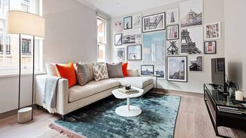 Apartment (2 Bedrooms) | Wohnzimmer