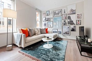 Apartment (2 Bedrooms) | Living room | TV - Lovely 2 Bed near Covent Garden & Tube (London)