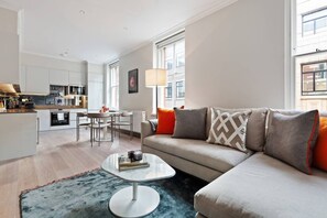 Apartment (2 Bedrooms) | Living room - Lovely 2 Bed near Covent Garden & Tube (London)