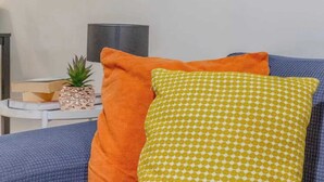 Maison (2 Bedrooms) | Aire de séjour | Téléviseur de 20 po avec télévision numérique