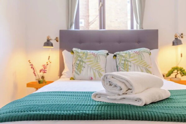 2 عدّة غرف نوم ومساحة عمل للكمبيوتر المحمول ومكواة/لوح كي وملاءات أسرّة