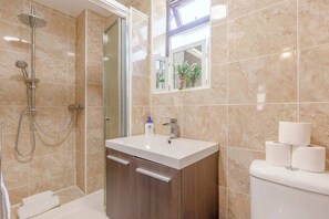 Ferienhaus (2 Bedrooms) | Badezimmer | Dusche, kostenlose Toilettenartikel, Haartrockner, Handtücher