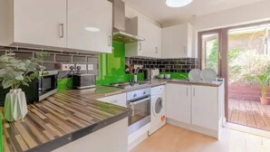 Maison (2 Bedrooms) | Cuisine privée | Réfrigérateur, four à micro-ondes, un four, surface de cuisson