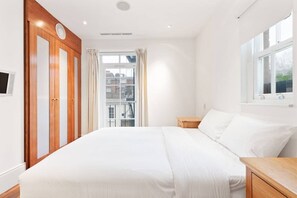 2 bedrooms, desk, laptop workspace, iron/ironing board - Spacious 2bed 2.5bath in Pimlico, 3mins to Tube (London)