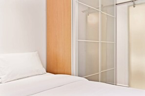 2 bedrooms, desk, laptop workspace, iron/ironing board - Spacious 2bed 2.5bath in Pimlico, 3mins to Tube (London)