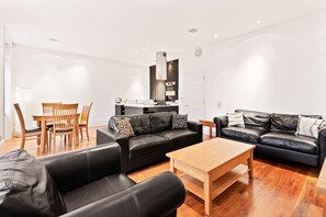 Living area - Spacious 2bed 2.5bath in Pimlico, 3mins to Tube (London)