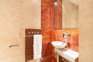 Bathroom - Spacious 2bed 2.5bath in Pimlico, 3mins to Tube (London)