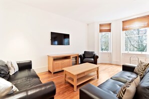 20-inch TV with digital channels - Spacious 2bed 2.5bath in Pimlico, 3mins to Tube (London)